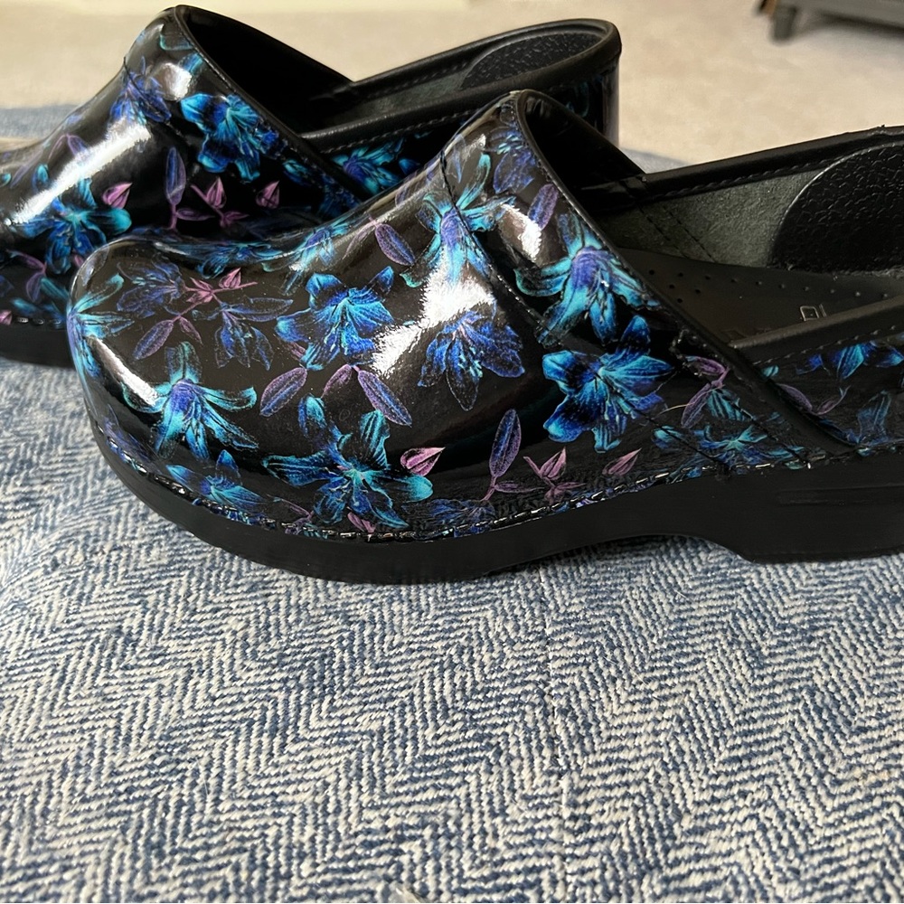Danskos blue floral size 37. - Picture 3 of 10